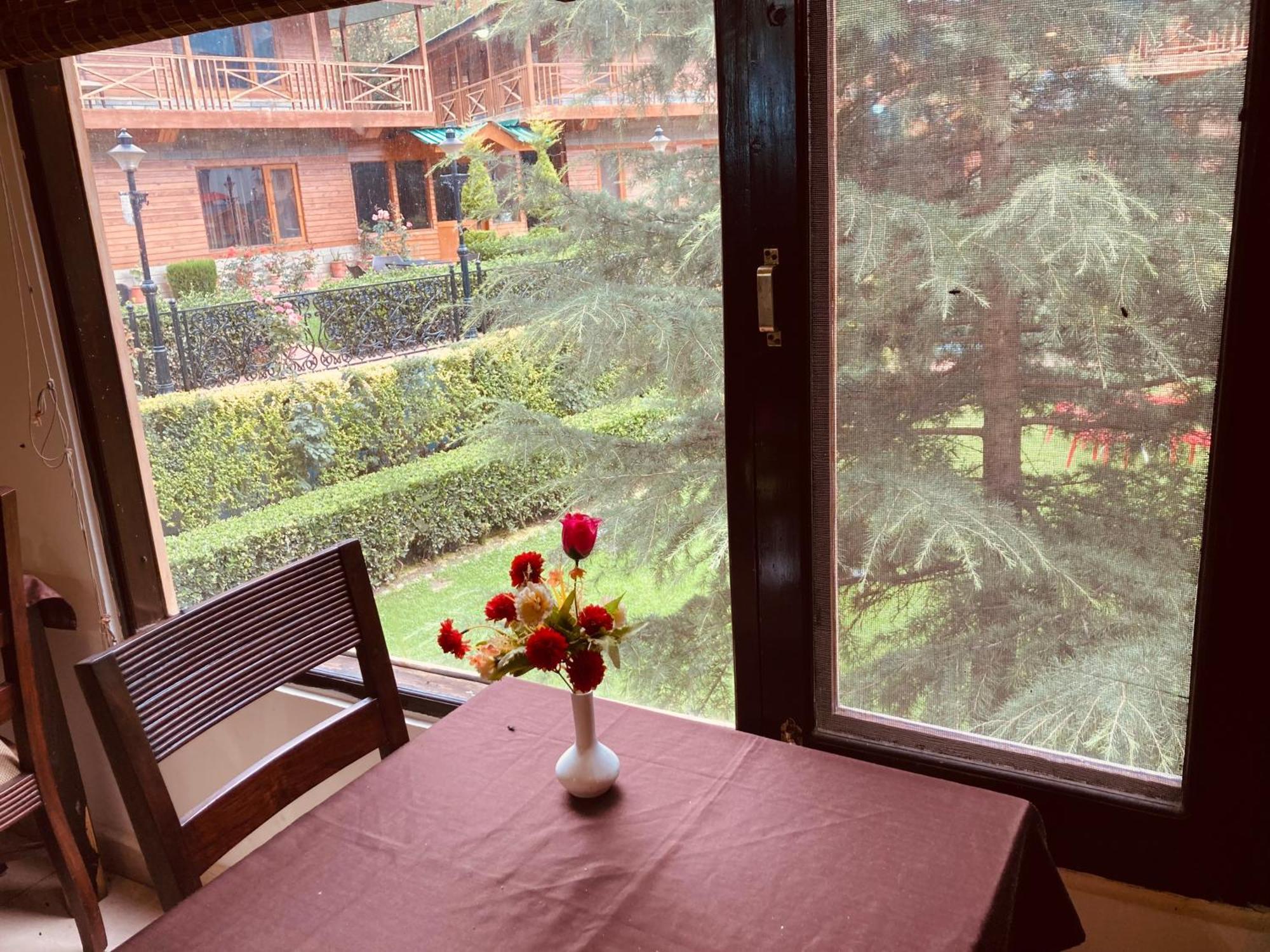 Hotel Midtown Manali Esterno foto